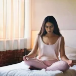 Как создание утреннего ритуала улучшает психическое здоровье и настраивает на продуктивный день, включая физические и ментальные практики.