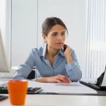 10 простых привычек для снижения стресса на работе: от дыхательных практик до тайм-менеджмента для эмоционального баланса.