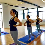 Идеи для мини-стажировок по ЗОЖ: объединяйте коллег на утренние активные перерывы с уникальными физическими упражнениями в офисе.