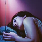 Как цифровая детоксикация способствует улучшению сна и психического здоровья в условиях постоянного информационного потока.