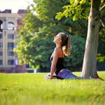 Создайте "утренние ритуалы": 15 минут на свежем воздухе с растяжкой и медитацией перед началом дня в мегаполисе.