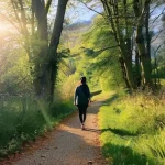 Секрет здорового образа жизни: как регулярные прогулки на свежем воздухе улучшают психическое здоровье и увеличивают продуктивность.