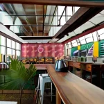 Обзор необычных кафе-мусорок: как креативные пространства превращают отходы в искусство и вдохновение.