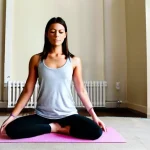 Как начать утренние ритуалы: 5 простых шагов для улучшения физического и психического состояния с помощью йоги и медитации.