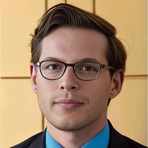 Интервью с успешным предпринимателем, который восстановил бизнес после кризиса, используя только креативные методы работы с командой.