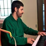 История успеха незрячего музыканта, который создал уникальный инструмент и изменил восприятие звука для людей с ограниченными возможностями.