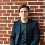 Путешествие успешного стартапера от провала до триумфа: как личные истории формируют новое поколение предпринимателей.