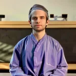 Изучение влияния медитации на мозговую активность: как нейропластичность меняет восприятие стресса и эмоционального благополучия.