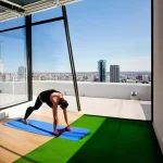 Создайте мобильный "смотровой фитнес-клуб" на крыше: занятия с упражнениями и йогой с видом на город для вдохновения.