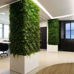 Создайте "зеленый уголок" на рабочем месте с растениями, которые не только украсят пространство, но и улучшат воздух.