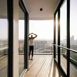 Утренняя зарядка на балконе: как небольшие утренние ритуалы улучшают заряд энергией и снижают стресс в мегаполисе