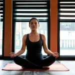 Исследование влияния активного дыхания на творческое самовыражение через йогу и медитацию в повседневной жизни.